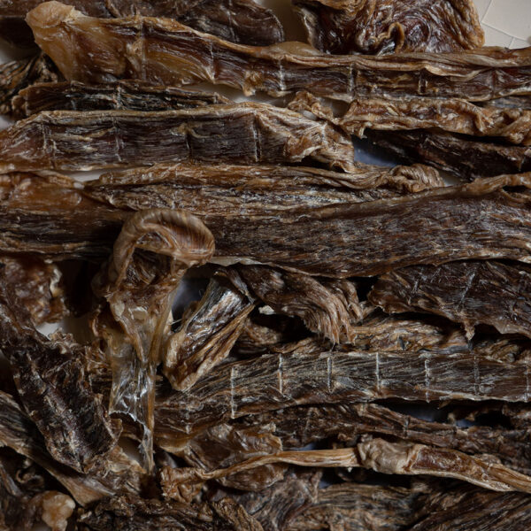 Jerky de Oaie ✔️ Pentru câinii cu stomac sensibil sau alergii alimentare, fiind o sursă hipoalergenică de proteine.✔️ Proteine de înaltă calitate – susține masa musculară și oferă energie câinelui tău, ideală pentru câinii activi sau în creștere.✔️ Textură savuroasă și moale – ușor de mestecat, potrivită atât pentru câinii tineri, cât și pentru cei seniori.? Perfect pentru dresaj – aroma intensă și gustul delicios fac din acest jerky recompensa ideală în timpul antrenamentelor, menținând câinele concentrat și motivat.&nbsp;
