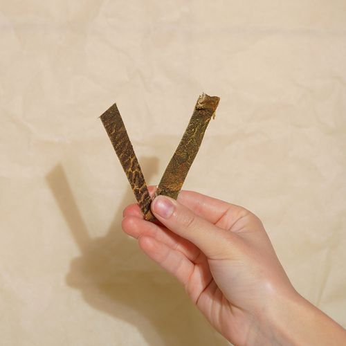 Tripa de Oaie Felii Stomacul de oaie deshidratat (tripa) este ideal pentru a răsfăța câinii în timpul antrenamentelor sau plimbărilor.100% natural: Fără aditivi, doar ingrediente pure și sănătoase.Bogată în nutrienți: Aport ridicat de fosfor, calciu și enzime benefice pentru digestie.Miros specific: Atrage câinii și le stimulează instinctele naturale.&nbsp;
